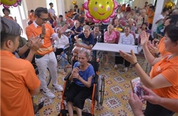 FWD chia sẻ hạnh phúc với các cụ già neo đơn 